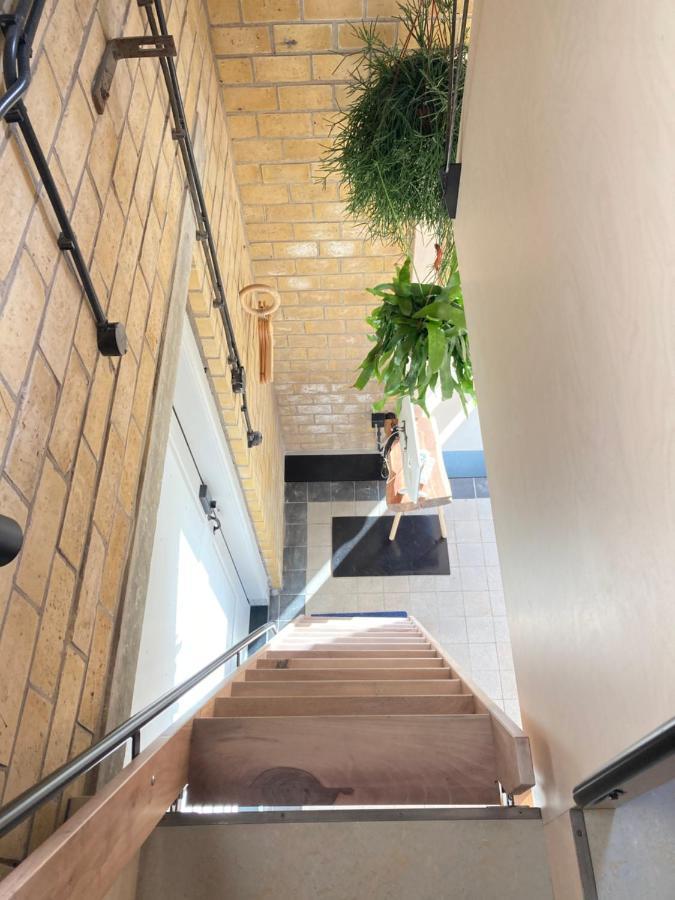 Tiny House Van Hoogspanning Naar Ontspanning Wirdum Ngoại thất bức ảnh