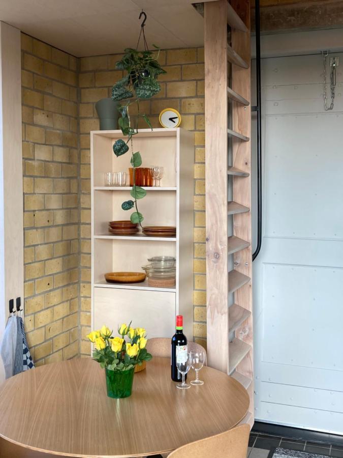 Tiny House Van Hoogspanning Naar Ontspanning Wirdum Ngoại thất bức ảnh