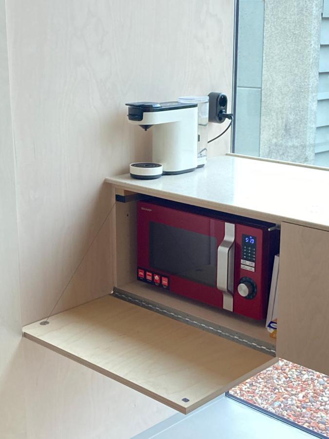 Tiny House Van Hoogspanning Naar Ontspanning Wirdum Ngoại thất bức ảnh